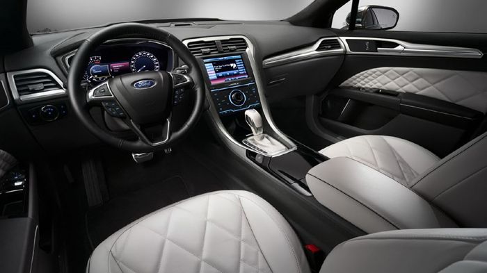 Στο εσωτερικό το πρωτότυπο Ford Mondeo Vignale διαθέτει μια αριστοκρατική εμφάνιση με καπιτονέ δέρμα στα καθίσματα και στις επενδύσεις των θυρών, δέρμ