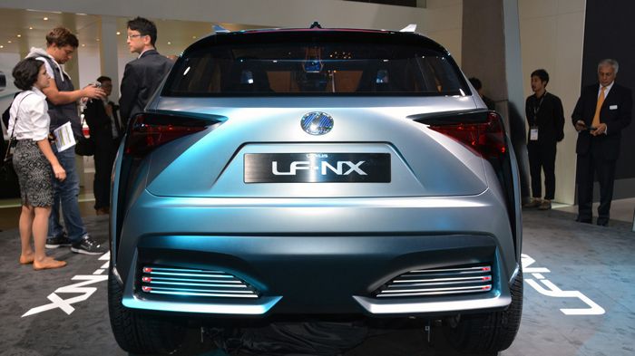Στο πίσω μέρος του Lexus LF-NX τα προεξέχοντα πολυγωνικά κι ασύμμετρα φωτιστικά σώματα, όπως κι ο ευμεγέθης διαχύτης αποτελούν έναν έντονα φουτουριστι