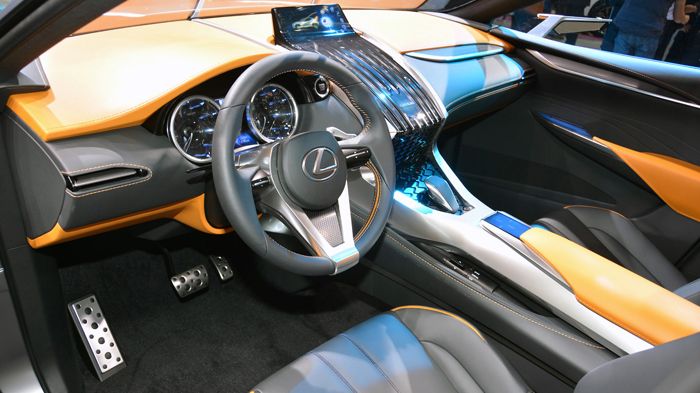 Στo εσωτερικό του Lexus LF-NX υπάρχει αρκετό πορτοκαλί χρώμα στις δερμάτινες επιφάνειες, που δένει ταιριαστά με τα μινιμαλιστικά στοιχεία της αυτοματο