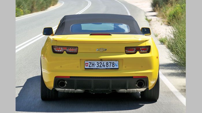 Η Chevrolet Camaro θα καλύψει με άνεση μεγάλες αποστάσεις. Απλά μην περιμένετε ότι θα περάσετε απαρατήρητοι. 