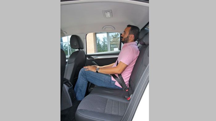 ¶νετοι χώροι για τους επιβάτες στο πίσω κάθισμα της νέας Octavia, ιδίως σε ό,τι έχει να κάνει με το διαθέσιμο χώρο για τα γόνατά τους.