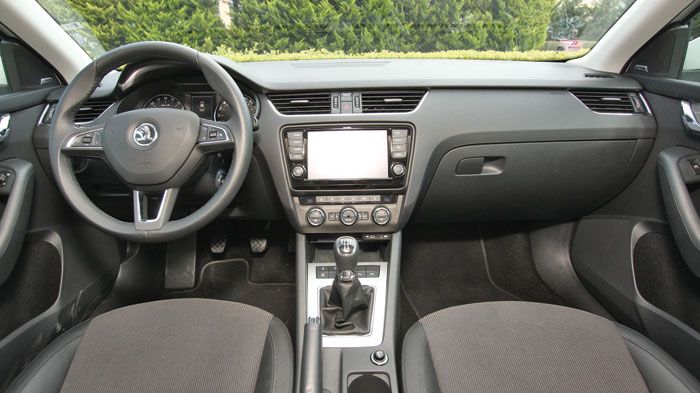 Επενδυμένο με υλικά ανώτερης ποιότητας το εσωτερικό της Octavia, που παραμένει λιτό σε σχεδίαση και αρκούντως εργονομικό.