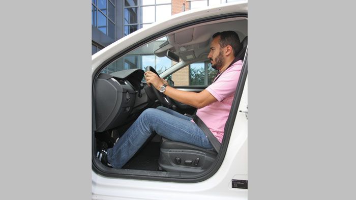 Πολύ καλή η θέση οδήγησης, με πλήρως ρυθμιζόμενο κάθισμα (ηλεκτρικά για την έκδοση της δοκιμής) και τιμόνι.