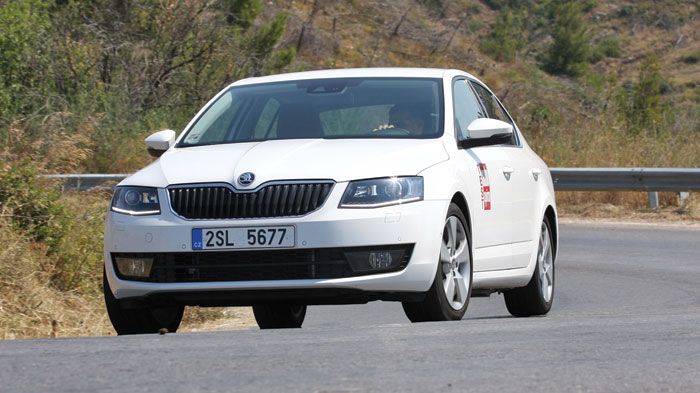 Αυξημένη πρόσφυση στις στροφές, χωρίς υποστροφικές τάσεις και με μικρές κλίσεις από το αμάξωμα, παρουσιάζει η νέα Skoda Octavia.