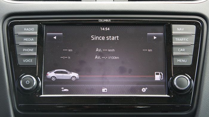 Η ψηφιακή, έγχρωμη οθόνη αφής 8 ιντσών στο κέντρο της κονσόλας τονίζει το high-tech χαρακτήρα της Octavia, ωστόσο αποτελεί μέρος του προαιρετικού εξοπ