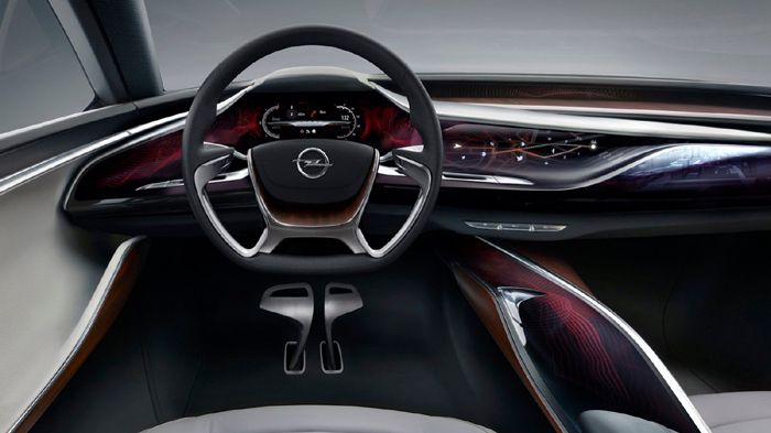 Ο υποψήφιος οδηγός του Opel Monza concept έχει πρόσβαση σε όλες τις λειτουργίες του οχήματος, είτε μέσω αυτοματοποιημένων κουμπιών, είτε μέσω φωνητικώ