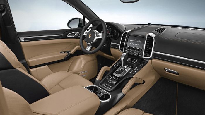 Η Cayenne Diesel Platinum Edition στο εσωτερικό, θα έχει δίχρωμη δερμάτινη επένδυση καθισμάτων, σπορ τιμόνι και μεγάλη οθόνη αφής με το σύστημα PCM κα
