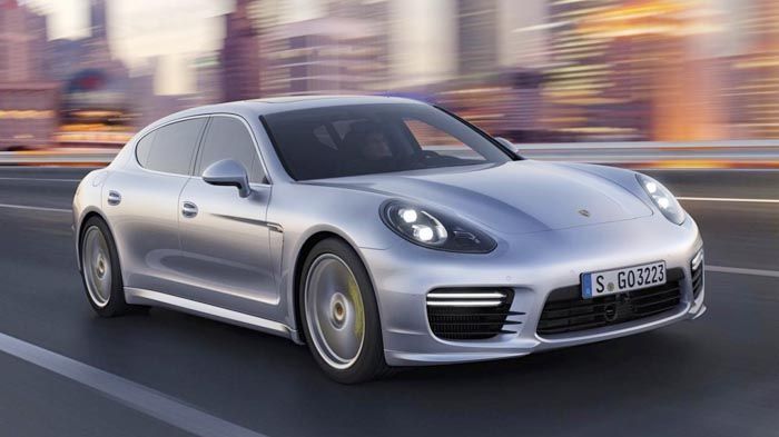 Η νέα Panamera S E-Hybrid, η οποία εφοδιάζεται με έναν 3λιτρο V6 κινητήρα και έναν ηλεκτροκινητήρα που αντλεί ενέργεια από μπαταρίες λιθίου, ενώ η κατ