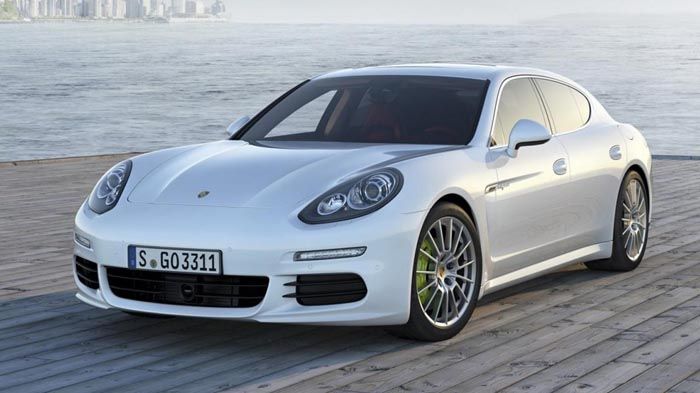 Η έκδοση Panamera S εφοδιάζεται με έναν διπλοτούρμπινο 3λιτρο V6 κινητήρα, ο οποίος αποδίδει 413 ίππους και 521 Nm ροπής.