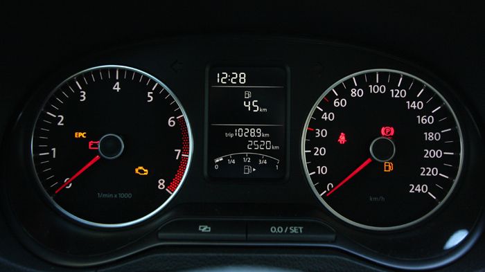 Ευανάγνωστος είναι ο πίνακας οργάνων του Volkswagen Polo.