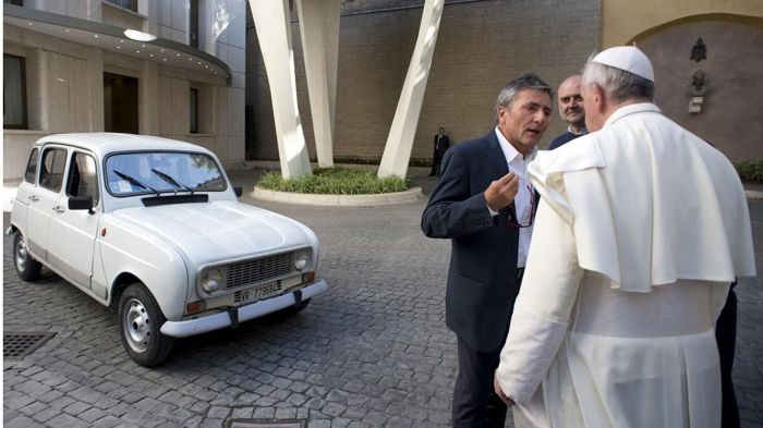 Το λευκό αυτό Renault 4 του 1984 θέλησε να δωρίσει στον Πάπα ο πατήρ Renzo Zocca, από τη Βερόνα, το οποίο χρησιμοποιούσε ο ιερέας για τις ανάγκες της 