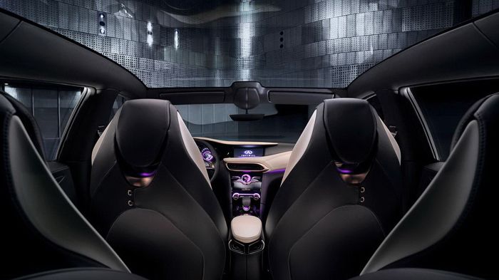 Την παράσταση κλέβουν στο εσωτερικό του πρωτοτύπου Q30 τα χρωμιομένα χειριστήρια και βέβαια η πανοραμική οροφή.