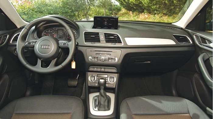 Το εσωτερικό του Audi Q3 είναι ποιοτικό, με καλή συναρμογή και μοντέρνα σχεδίαση. Τα χειριστήρια στην κεντρική κονσόλα σχετικά μικρά σε μέγεθος, ευανά