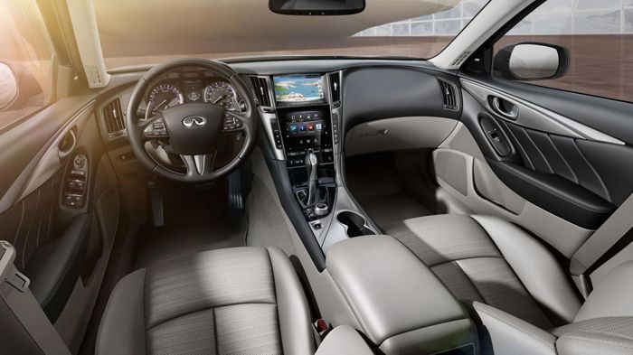 Μοναδική πολυτέλεια και πλούσιος εξοπλισμός χαρακτηρίζουν το εσωτερικό της ναυαρχίδας της Infiniti, Q50.