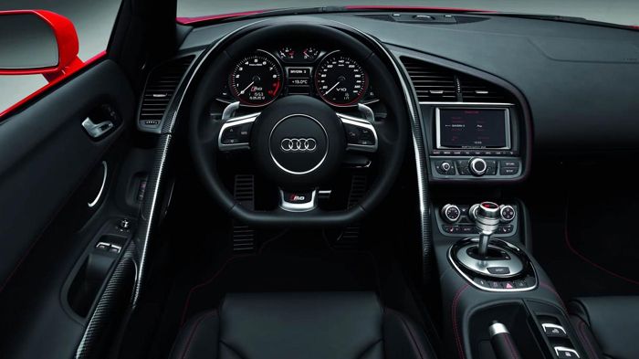 Το εσωτερικό του R8 Spyder διακρίνεται από τον πλούσιο εξοπλισμό και την αίσθηση πολυτέλειας που αποπνέει.