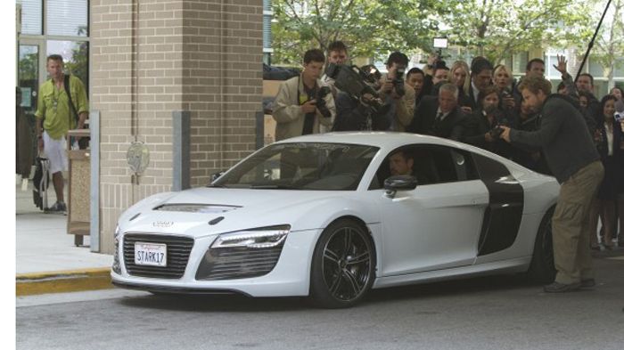 Ο Τόνι Σταρκ/ Iron Man επί τω έργω, μέσα στο Audi R8 e-tron!