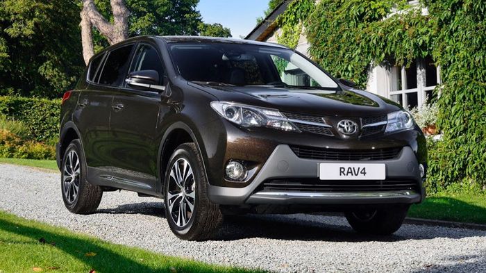 Tο RAV4 θα διαθέτει κι ένα νέο μεταλλικό εξωτερικό χρώμα (καφέ) και 18άρες ζάντες αλουμινίου. Επιπλέον θα υπάρχουν χρωμιομένες λεπτομέρειες στα πλαϊνά