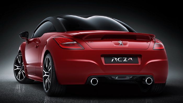 Η εικόνα του εσωτερικού του γαλλικού μοντέλου, όπως φαίνεται και στις φωτογραφίες, είναι εξαιρετικά σπορτίφ με πινελιές πολυτέλειας.