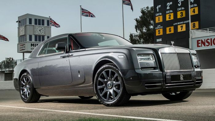 Η Rolls-Royce Phantom Bespoke Chicane Coupe διαθέτει ένα αποκλειστικό γκρι εξωτερικό χρώμα, με μαύρα ματ φινιρίσματα και στην ίδια απόχρωση ζάντες αλο