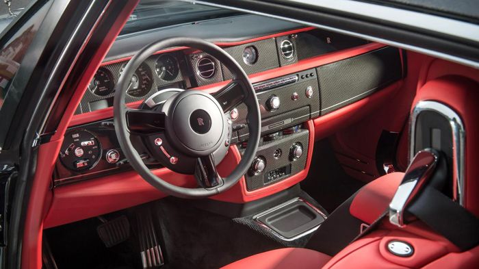 Στο εσωτερικό της ειδικής έκδοσης της Rolls-Royce Phantom Coupe κυριαρχεί το κόκκινο χρώμα, ενώ τα φινιρίσματα ξύλου έχουν αντικατασταθεί από ανθρακόν