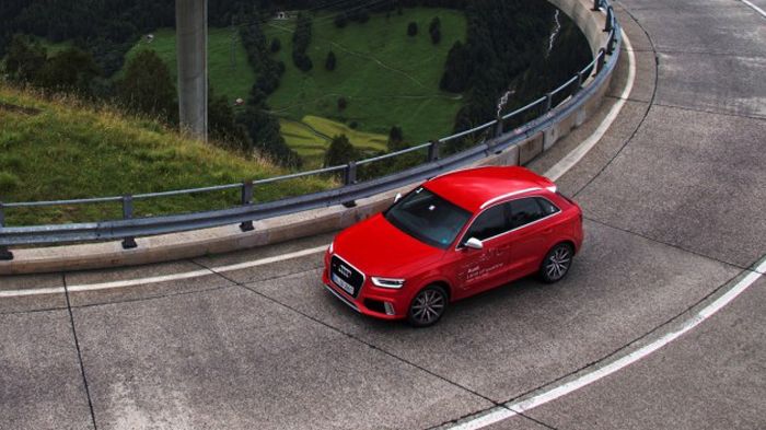 Το νέο RS Q3 εδώ εικονίζεται να ανεβαίνει στο «Land of quattro Alpen Tour 2013», που διοργανώνει η φίρμα στις Αλπεις.