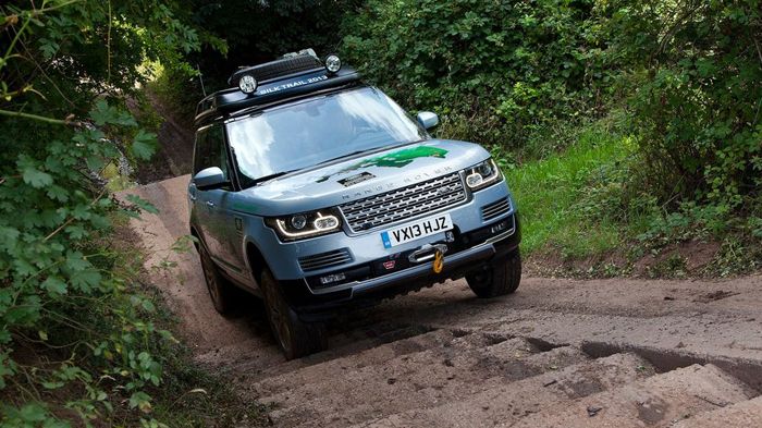 Η Land Rover τονίζει ότι οι ικανότητες για off road διαδρομές των εν λόγω μοντέλων είναι οι ίδιες με τις κανονικές τους εκδόσεις, γι αυτό διοργανώνει 