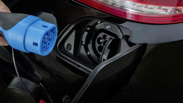 Η Mercedes S500 Plug-in Hybrid θα μπορεί να ταξιδέψει αποκλειστικά με ηλεκτρική ενέργεια για περίπου 30 χλμ., ενώ οι μπαταρίες λιθίου θα είναι τοποθετ