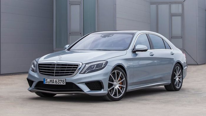 Η Mercedes S63 AMG έχει την απίστευτη ροπή των 900 Nm και κινείται εντυπωσιακά γρήγορα. Μάλιστα, προαιρετικά, θα διατίθεται και τετρακίνητη.