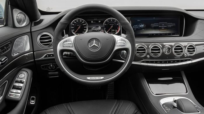 Στο εσωτερικό της S63 AMG, η απαράμιλλη αισθητική της γερμανικής αυτοκινητοβιομηχανίας είναι πανταχού παρούσα, με τον εξοπλισμό να είναι υπερπλήρης κι