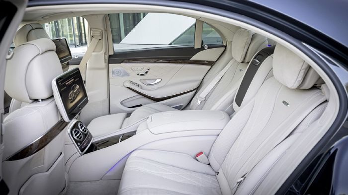 Στο εσωτερικό της S65 AMG υπάρχουν και οθόνες infotainment, οι οποίες βρίσκονται στα προσκέφαλα των μπροστινών καθισμάτων και «απευθύνονται» στους πίσ