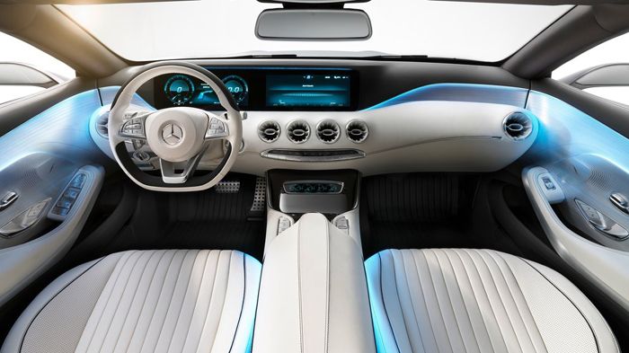Στο εσωτερικό της S-Class coupe concept, ακολουθήθηκε μια πιο φουτουριστική και λιτή φιλοσοφία, μιας και πρόκειται για πρωτότυπο κι όχι για μοντέλο πα