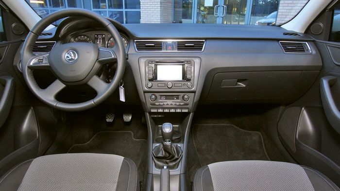 Το Skoda Rapid έχει το πιο «αυστηρό» εσωτερικό, που είναι όμως και πολύ καλό σε ποιότητα κατασκευής.