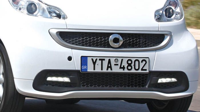 Το Smart fortwo διατηρεί την ίδια σχεδιαστική φιλοσοφία από την πρώτη του γενιά και ξεχωρίζει με την ευχάριστη και μοντέρνα σχεδίασή του.