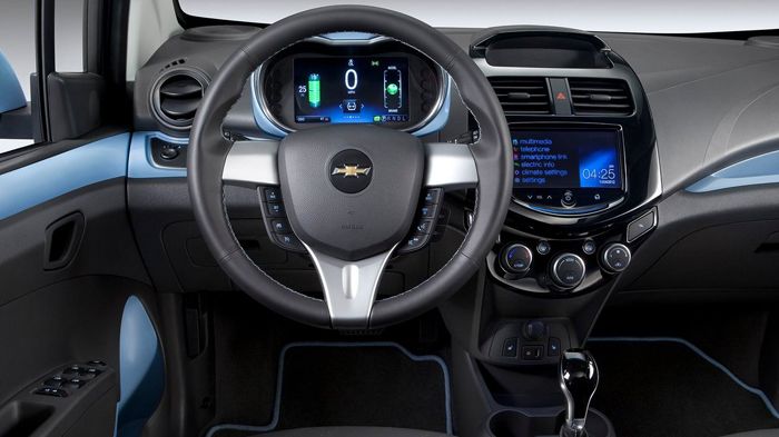 Στο εσωτερικό του Chevrolet Spark E.V. υπάρχει μια νέα οθόνη αφής 7 ιντσών, που ενσωματώνει το σύστημα Chevrolet MyLink Infotainment και συνδέεται με 