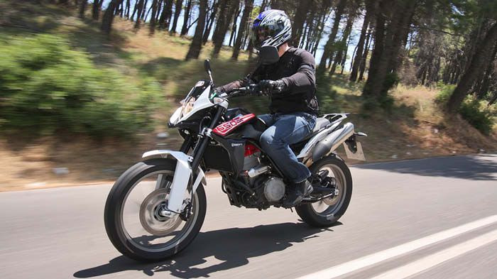 Tο Strada δίνει μια μικρή κλωτσιά, επιταχύνει τις διαδικασίες και φτάνει με φούρια μέχρι τον κόφτη.