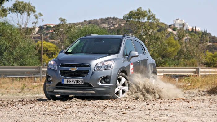 Καλά ανταποκρίνεται και στο χώμα (στην off road κίνηση γενικότερα) με την 4κινηση να δουλεύει αποτελεσματικά, αλλά το Trax δεν διαθέτει δυνατότητα κλε