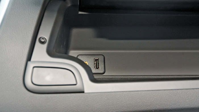 H θύρα USB βρίσκεται σε σχετικά δυσπρόσιτο σημείο στο ντουλαπάκι που βρίσκεται στο ανώτερο μέρος του ταμπλό. 