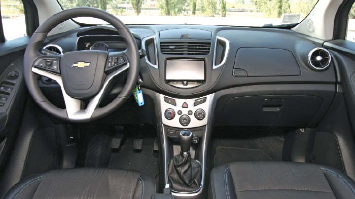 Το ταμπλό είναι κατασκευασμένο από σκληρά υλικά, αλλά πόντους στη χρηστικότητα - εργονομία προσθέτουν οι πολλές θήκες για μικροαντικείμενα. 