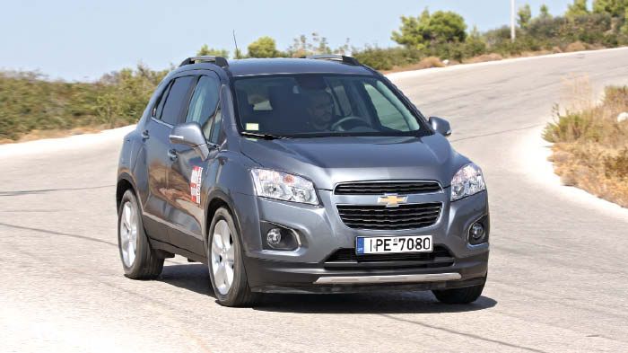 Στην άσφαλτο τα πάει εξαιρετικά καλά, με τις κλίσεις στις στροφές να είναι ελάχιστες και τα περιθώρια πρόσφυσης μεγάλα. 
