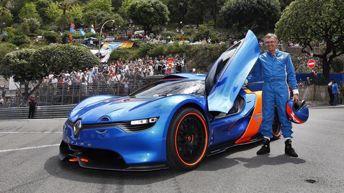 Στην εικόνα ο Tavares οδηγεί ως δοκιμαστής (μιας κι έτσι είχε ξεκινήσει πριν 30 χρόνια) τη νέα Renault Alpine, προτού αποχωρήσει από το γαλλικό όμιλο.