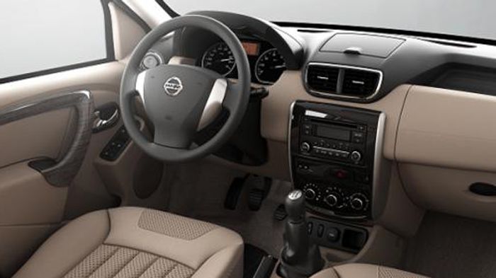 Στο εσωτερικό του Terrano, αντικρίζουμε ένα νέο τιμόνι (σε σχέση με το Duster), περισσότερους αποθηκευτικούς χώρους στην καμπίνα κι ένθετες επιφάνειες