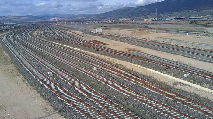 Η γραμμή που συνδέει την περιοχή του Θριασίου (σταθμός Ασπρόπυργος) με το εμπορικό λιμάνι του Πειραιά στο Ικόνιο.