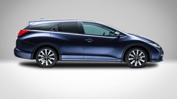 Εξωτερικά, το νέο Honda Civic Tourer φέρει «παραλληλόγραμμα» φώτα μπροστά, LED ημέρας και «διογκωμένα» φτερά.