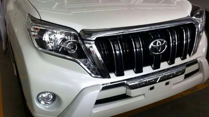 Oι εικόνες του ανανεωμένου Toyota Land Cruiser, αποκαλύπτουν μια νέα σχεδίαση στο μπροστινό μέρος, με καινούργιους «εξογκωμένους» κι επιμήκεις προβολε