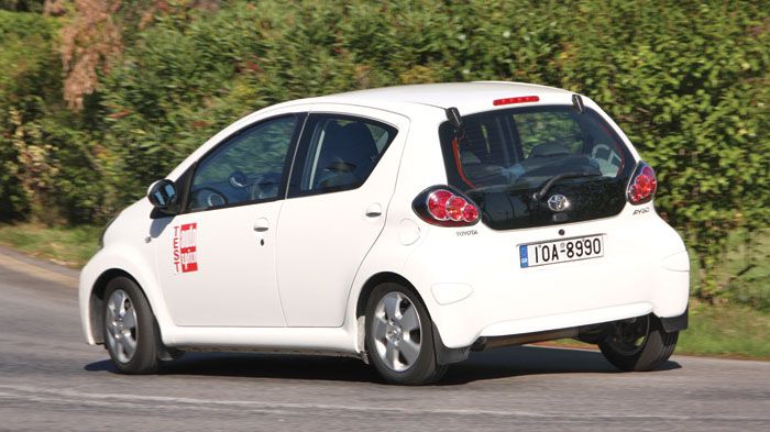 Το Toyota Aygo είναι ευέλικτο μέσα στην πόλη και φιλικό στον νέο οδηγό. 
