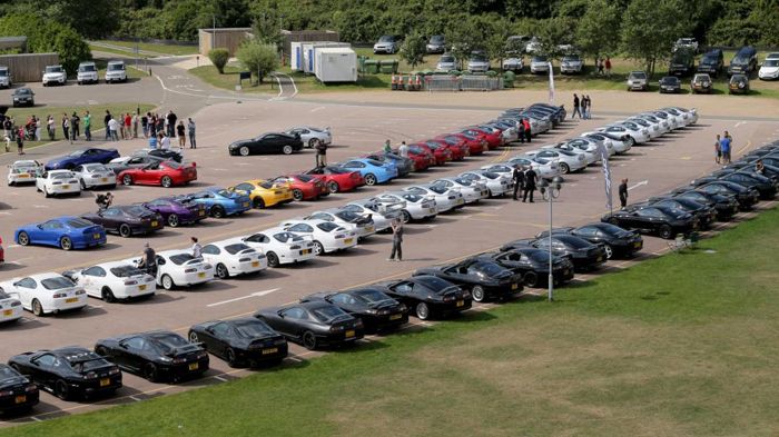 Η αρχική έκδοση τροφοδοτούνταν από ένα 3λιτρο μοτέρ 220 ίππων, αλλά στη συνέχεια υπήρξε μια αναβαθμισμένη version, στην οποία προστέθηκαν δύο υπερσυμπ