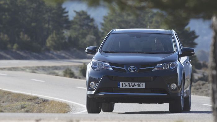 Στο νέο RAV4 υπάρχει μία επιπλέον λειτουργία στο σύστημα τετρακίνησης, πιέζοντας τον διακόπτη Sport στην κεντρική κονσόλα. 