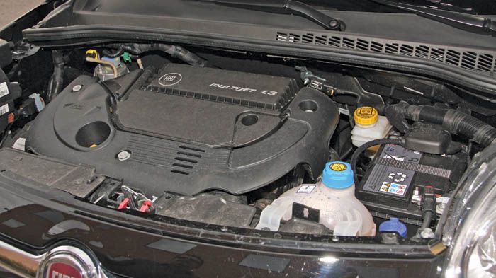 O diesel κινητήρας 1,3 Multijet του 500L μοιάζει καλύτερα προσαρμοσμένος στο χαρακτήρα του μοντέλου, είναι πιο οικονομικός και με πιο πλούσια ροπή από