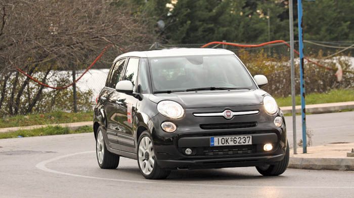 Τo 500L είναι άνετο και σταθερό στις στροφές, αν και γέρνει αρκετά, ενώ προσφέρει καλύτερο φιλτράρισμα των ανωμαλιών από το Toyota.