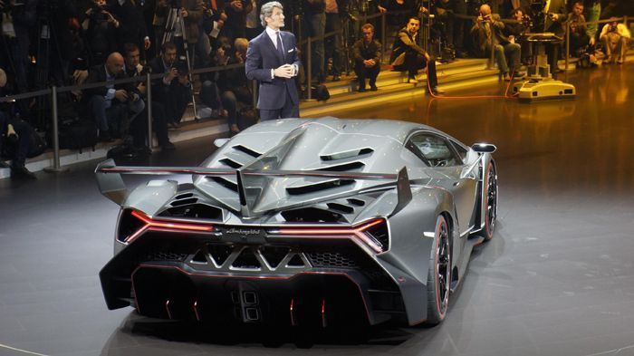 Η Veneno Roadster υπόσχεται τα 0-100 χλμ./ώρα σε 2,8 δλ. μόνο, αρκεί να καταβάλετε βεβαίως τα 3,3 εκατ. ευρώ περίπου που θα στοιχίζει (10% παραπάνω απ